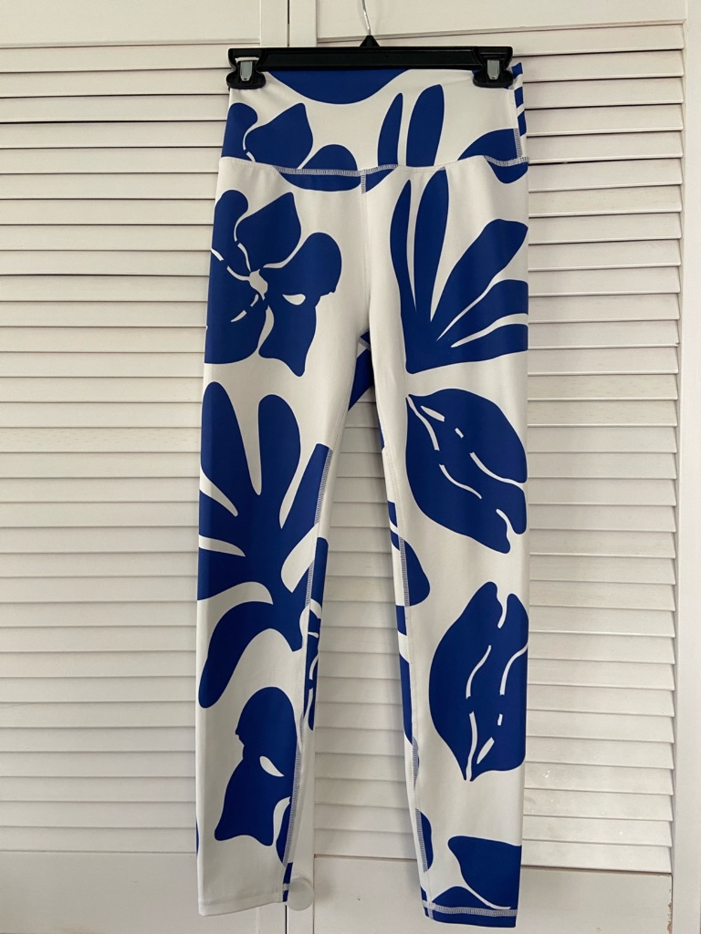 WILO The Label Active Leggings Size M Blue and White Floral Ankle Length